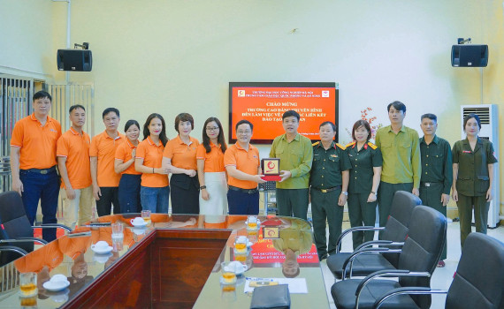Lãnh đạo Nhà trường thăm và động viên HSSV đang học tập, rèn luyện tại môi trường mới