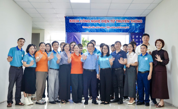 Ra mắt Câu lạc bộ Điện tử ứng dụng – Không gian học tập thực hành sáng tạo cho học sinh