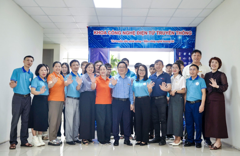 Ra mắt Câu lạc bộ Điện tử ứng dụng – Không gian học tập thực hành sáng tạo cho học sinh