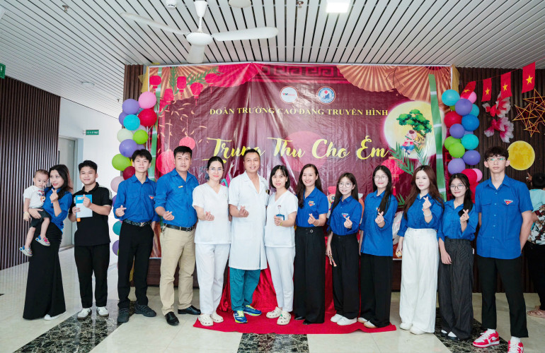 VTV College: Trung thu sẻ chia – Thắp sáng nụ cười trẻ thơ tại bệnh viện