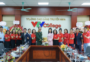 Từ ký ức đến hiện tại – cảm xúc ngày trở về của các thế hệ cựu học sinh, sinh viên
