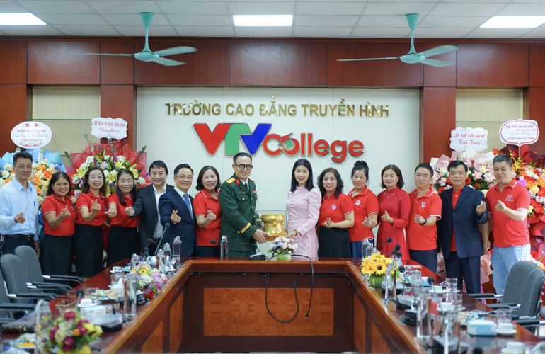 Từ ký ức đến hiện tại – cảm xúc ngày trở về của các thế hệ cựu học sinh, sinh viên