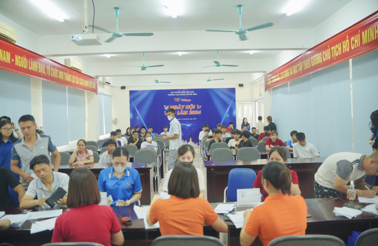 Sôi nổi ngày nhập học đợt 1, hệ Trung cấp - THPT tại Trường Cao đẳng Truyền hình