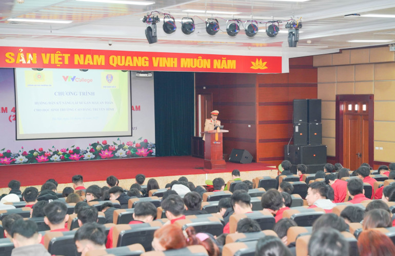 VTV College: Tổ chức tuyên truyền Luật an toàn giao thông cho học sinh hệ Trung cấp - THPT