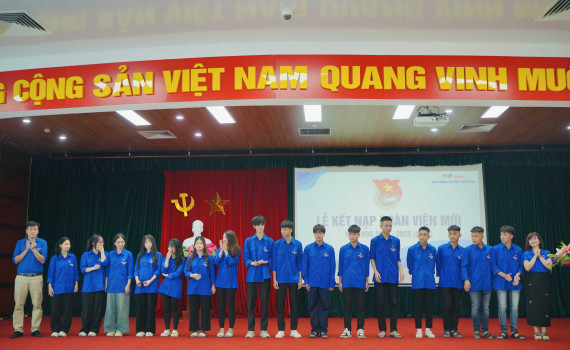 58 học sinh hệ Trung cấp –THPT Trường Cao đẳng Truyền hình vinh dự được kết nạp Đoàn nhân dịp sinh nhật Bác