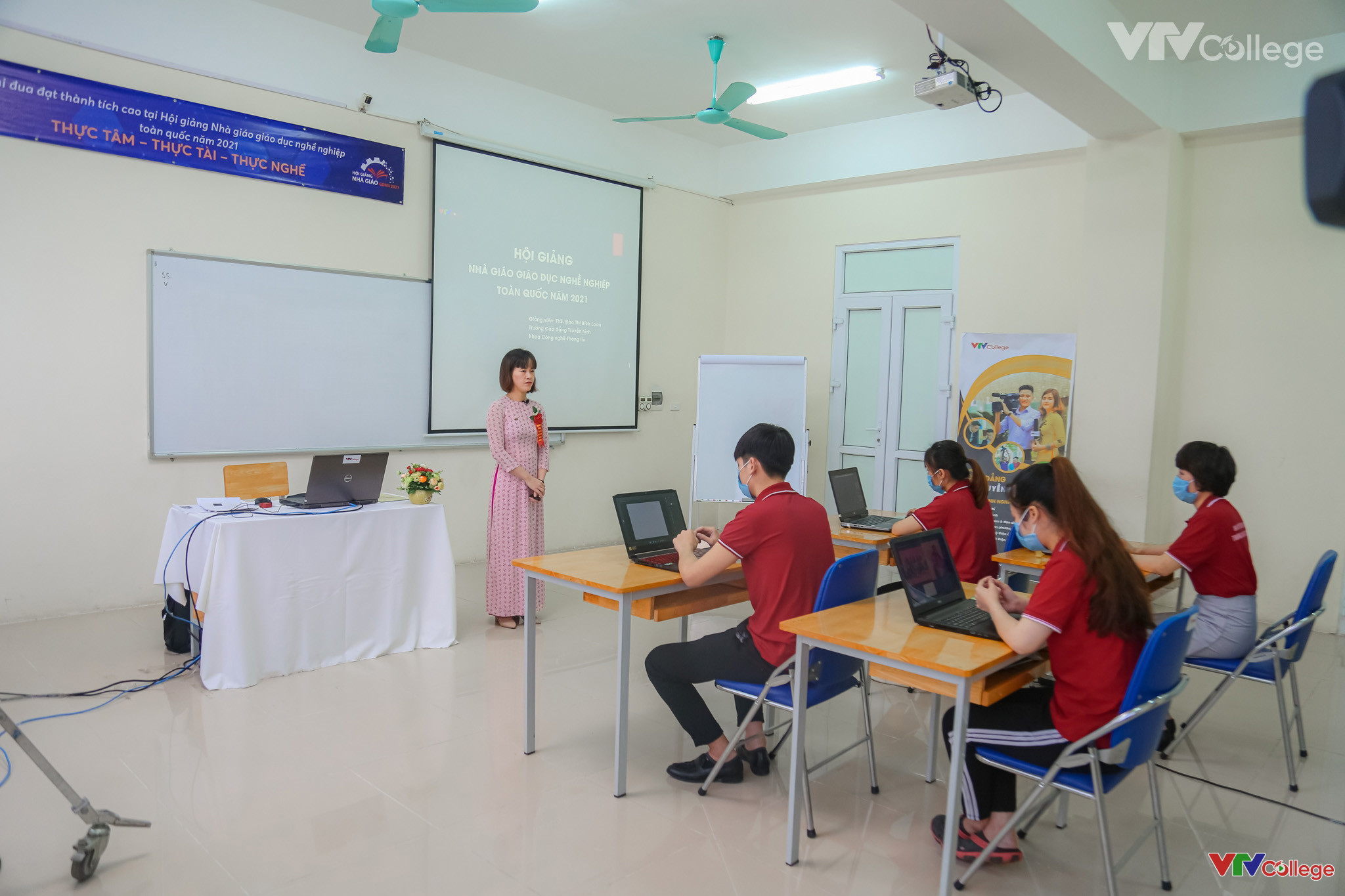 6. Năm 2021_ Hội giảng nhà giáo giáo dục nghề nghiệp toàn quốc Cô Đào Thị Bích Loan Giải Khuyến khích
