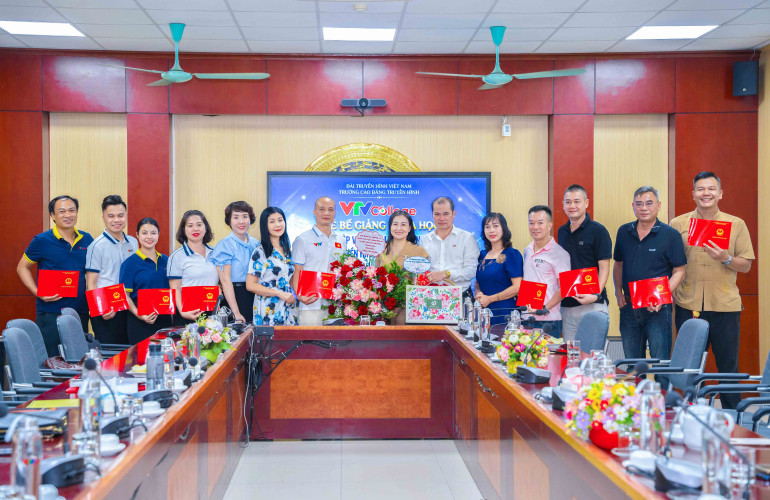 Bế giảng khóa đào tạo “Nghiệp vụ Quản lý Truyền thông, Báo chí, Truyền hình và Phát triển Thương hiệu” tại VTV College