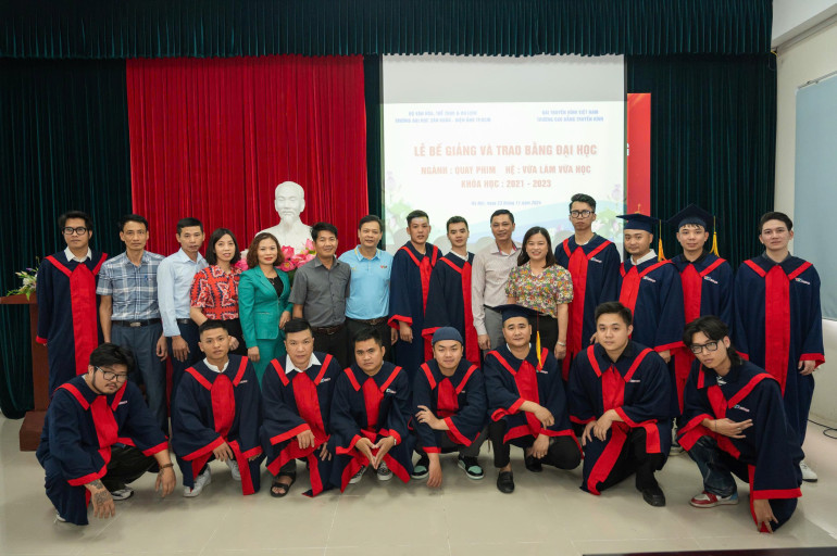 Ảnh tốt nghiệp lớp Đại Học Quay phim khóa 3 liên kết với Trường Đại học Sân khấu - Điện ảnh Thành phố Hồ Chí Minh