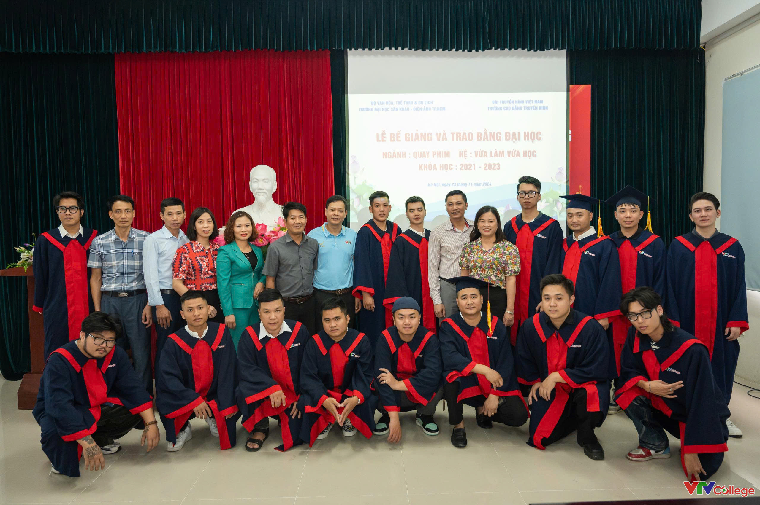 Ảnh tốt nghiệp lớp Đại Học Quay phim khóa 3 liên kết với Trường Đại học Sân khấu - Điện ảnh Thành phố Hồ Chí Minh