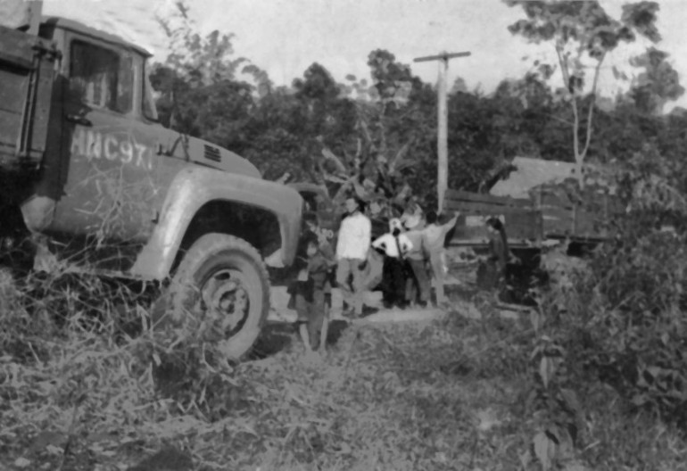 Đoàn xe của Đài THVN giúp trường chuyên chở vật tư từ Đoan Hùng về Chương Mỹ