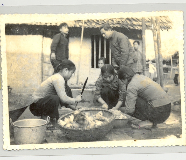 Đồng chí Nguyễn Văn Nhất-Phó Tổng Biên tập Đài TNVN (Đứng đầu) cùng đoàn cán bộ thăm nhà bếp