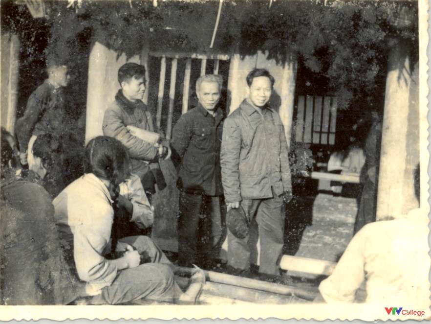 Đồng chí Nguyễn Văn Nhất- Phó Tổng Biên tập đài TNVN (đứng đầu) cùng đoàn cán bộ thăm trường tại Chương Mỹ