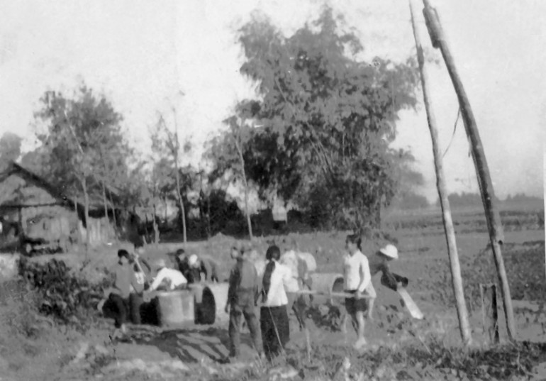 Học sinh đào giếng nước ăn tại nơi sơ tán Chương Mỹ - Hà Tây