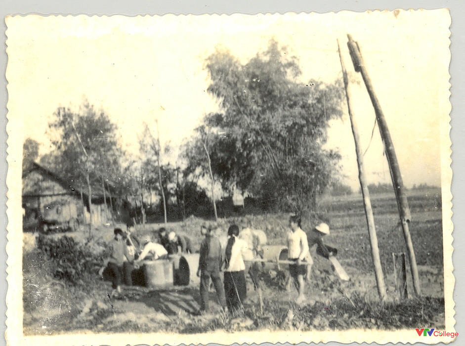 Học sinh đào giếng nước