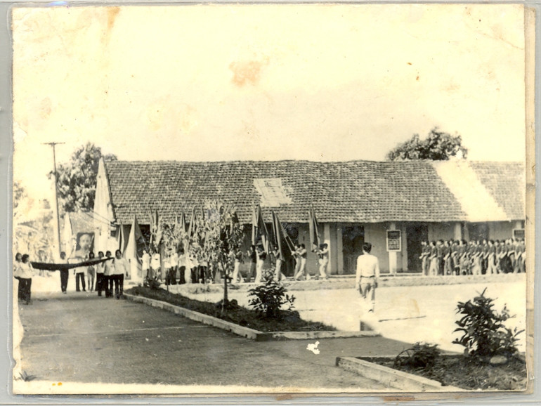 Học sinh diễu hành tại sân trường trước khu KTX trong Đại hội thể thao chào mừng ngày Nhà giáo Việt Nam 20.11.1986