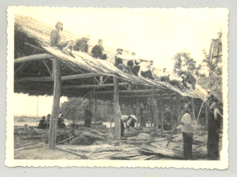 Học sinh dựng nhà ăn tại Chương Mỹ