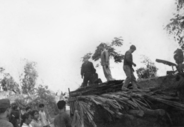 Học sinh khóa 1968 bốc xếp gỗ lên xe ở nơi sơ tán từ Đoan Hừng về Chương Mỹ làm nhà