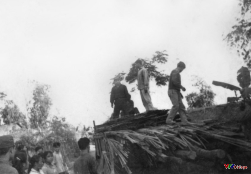 Học sinh khóa 1968 bốc xếp gỗ lên xe ở nơi sơ tán từ Đoan Hừng về Chương Mỹ làm nhà
