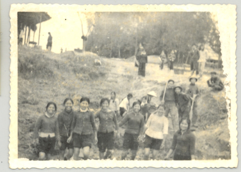 Học sinh khóa 1968 nhào bùn rơm để trát vách nhà ở Chương Mỹ