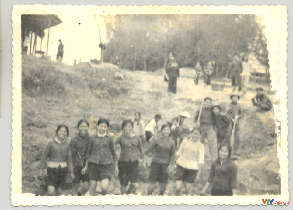 Học sinh khóa 1968 nhào bùn rơm để trát vách nhà ở Chương Mỹ