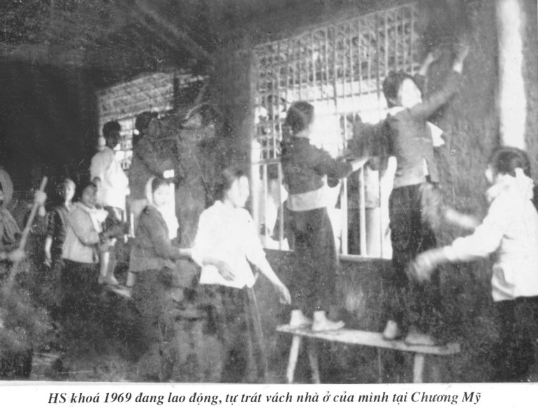 Học sinh lao động tự trát vách nhà ở của mình tại Chương Mỹ