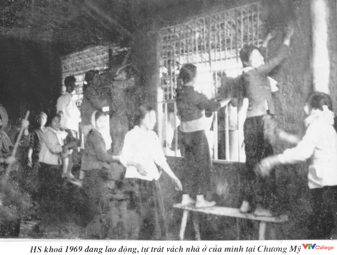 Học sinh lao động tự trát vách nhà ở của mình tại Chương Mỹ