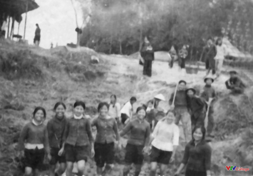 HS nhào bùn rơm
