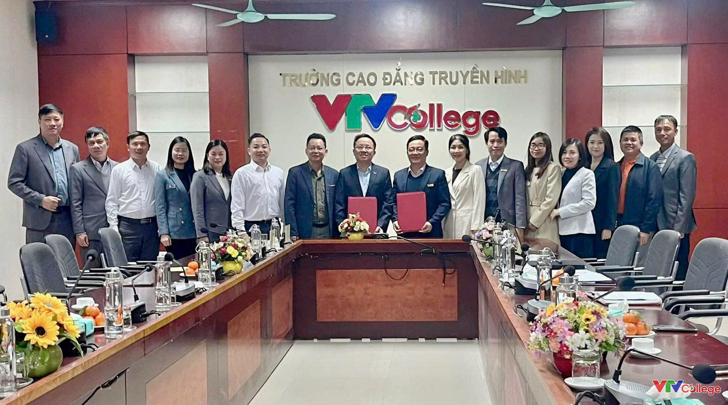 Ký kết hợp tác đào tạo thường xuyên với VTV8 và VTV9