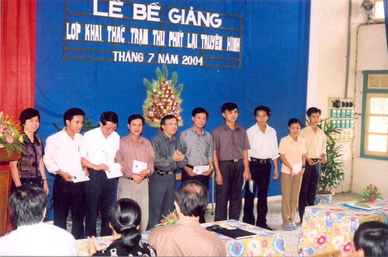 Lễ bế giảng lớp khai thác trạm thu phát lại truyền hình