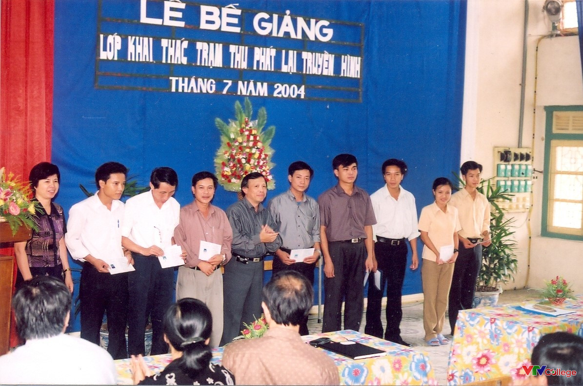Lễ bế giảng lớp khai thác trạm thu phát lại truyền hình