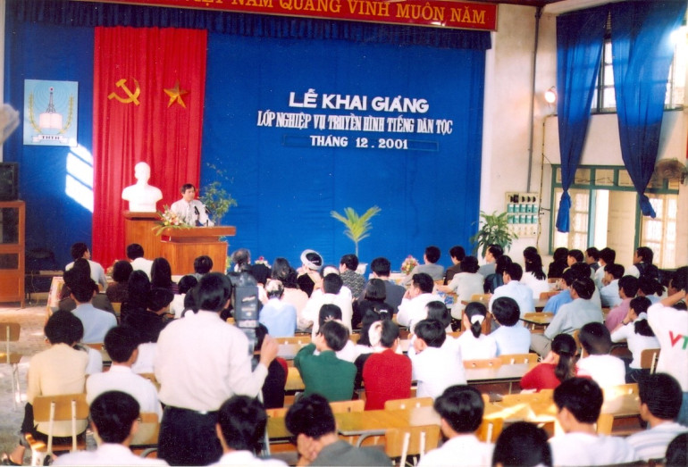 Lễ khai giảng lớp nghiệp vụ truyền hình tiếng dân tộc 2001
