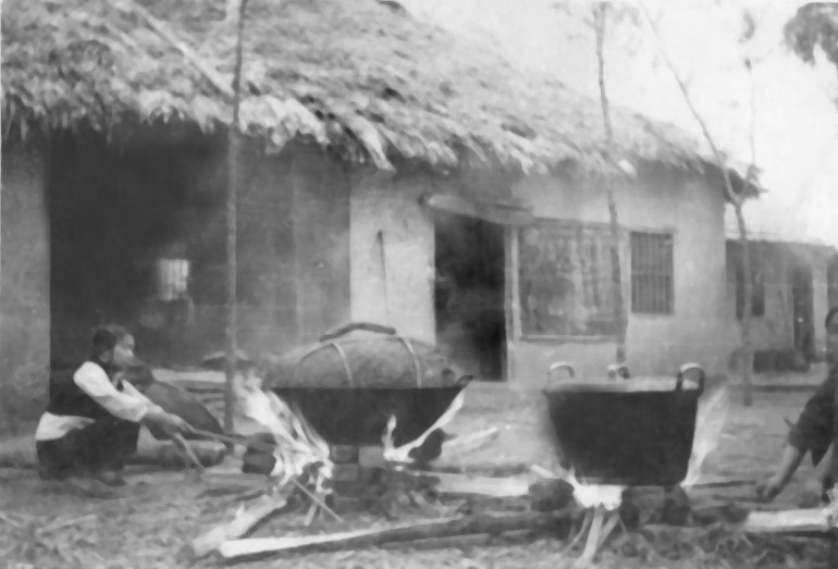 Nấu ăn tạm ngoài trời trong những ngày đầu mới sơ tán về Chương Mỹ.