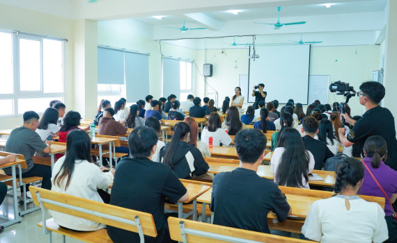 Rộn ràng ngày nhập học của tân sinh viên Cao đẳng Truyền hình khóa 21
