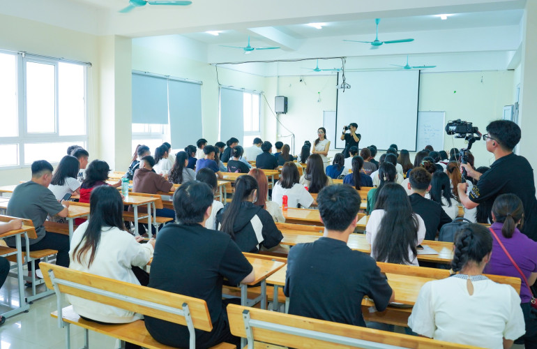Rộn ràng ngày nhập học của tân sinh viên Cao đẳng Truyền hình khóa 21