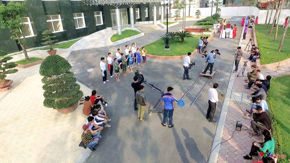 SV học thực hành quay phim-1