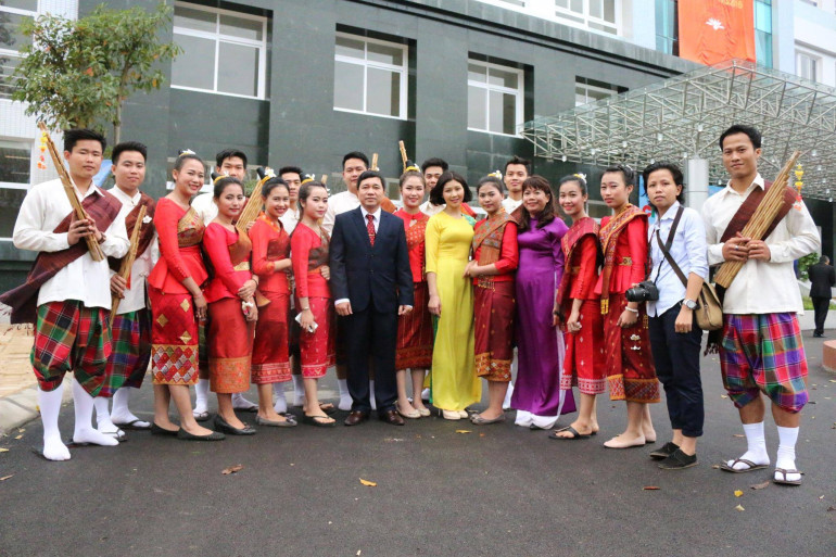 SV lào với thầy cô.