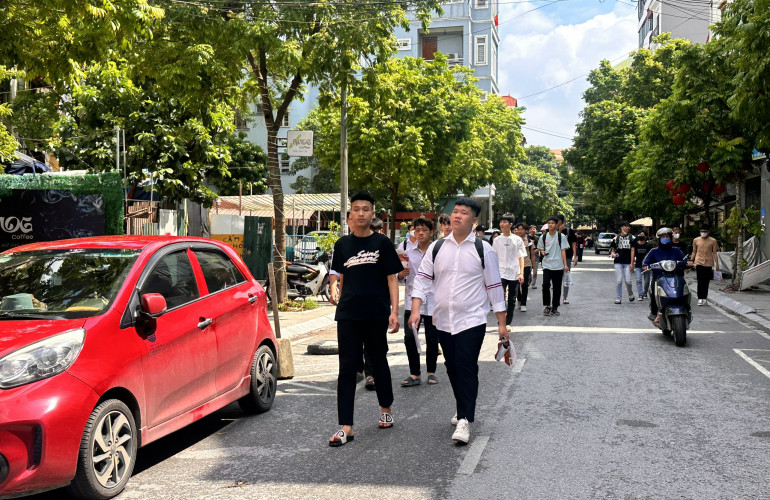 VTV College: Thầy, cô Trường Cao đẳng Truyền hình đưa học sinh đến từng điểm thi